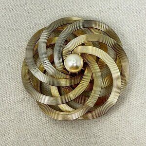 Vintage Infinity Knot Brooch MCM Mid-Century Gold-Tone Imitation Pearl‎ Atomic